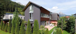 Vakantiewoning St. Anton am Arlberg ✰ Haus Arosa in Pettneu ✰ Moderne appartementen met balkon en tuin