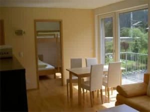 Vakantiewoning St. Anton am Arlberg ✰ Haus Arosa in Pettneu ✰ Moderne appartementen met balkon en tuin